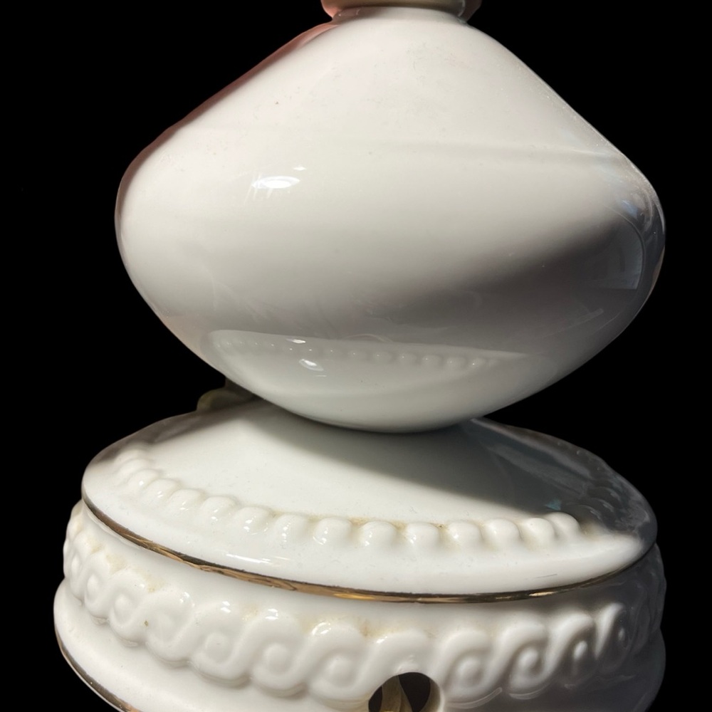 β¨ HP β¨ Vintage β¨ β1920's Leviton Porcelain Lamp Base w/ 3D Rose Detail. β¨ - Picture 4 of 10